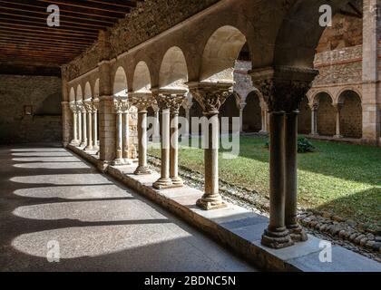 Il cortile nel chiostro della cattedrale di Saint-Lizier, Francia Foto Stock