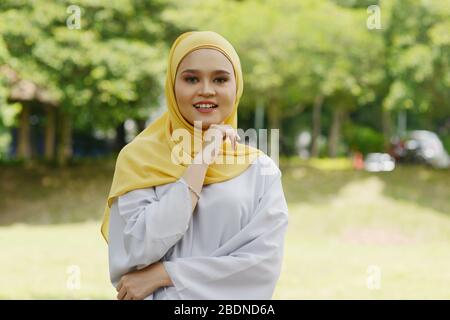 Ritratto di ragazza musulmana allegra in hijab, sorridente all'aperto. Foto Stock