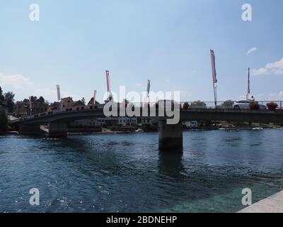 Ponte stradale sul fiume Reno nella città europea DI STEIN am RHEIN, nel cantone di Schaffhausen in SVIZZERA Foto Stock