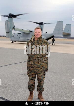 US Navy Gen. , nuovo Comandante del corpo Marino, prende il primo volo VIP in un V-22. Foto Stock