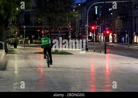 La facciata della Stazione Centrale di Milano illuminata dalla bandiera italiana, Milano, aprile 2020. Per la prima volta in 90 anni di storia, la Stazione Centrale di Milano è illuminata dalla bandiera italiana - il Tricolore - del Gruppo Ferrovie dello Stato Italiano e Milano Centrale per rendere omaggio alla città da una delle sue località più rappresentative. Foto Stock