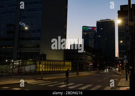 La facciata della Stazione Centrale di Milano illuminata dalla bandiera italiana, Milano, aprile 2020. Per la prima volta in 90 anni di storia, la Stazione Centrale di Milano è illuminata dalla bandiera italiana - il Tricolore - del Gruppo Ferrovie dello Stato Italiano e Milano Centrale per rendere omaggio alla città da una delle sue località più rappresentative. Foto Stock