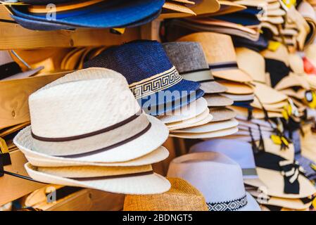 Varietà di cappelli unisex paglia. Negozio di accessori Foto Stock