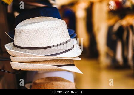 Varietà di cappelli unisex paglia. Negozio di accessori Foto Stock