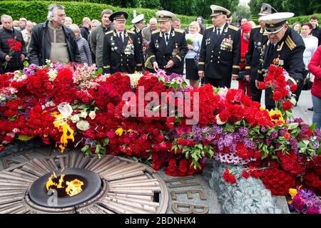 Kiev, Ucraina - 09 maggio 2019: I veterani della seconda guerra mondiale hanno dato i fiori al monumento al soldato caduto Foto Stock