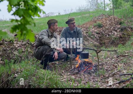 Kiev, Ucraina - 09 maggio 2019: Persone sotto forma di combattenti dell'esercito ucraino dissidenti in una festa storica in occasione dell'anniversario della fine del Foto Stock