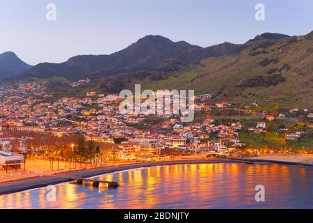 Paesaggio urbano della città costiera di Madeira al crepuscolo. Isola di Madeira, Portogallo Foto Stock