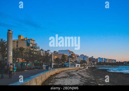 Maiorca, Spagna - 26 2018 marzo: Passeggiata El Arenal di notte. Cielo panoramico colorato al tramonto. Foto Stock