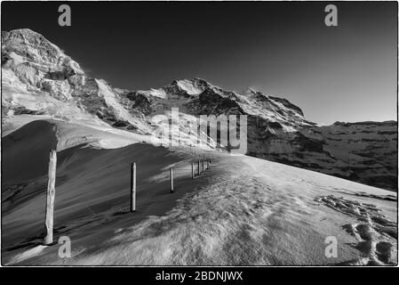 Foto invernali in bianco e nero di Mönch e Jungfrau nelle Alpi Bernesi Foto Stock