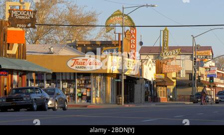 Strada principale nel villaggio storico di Lone Pine - LONE PINE CA, USA - 29 MARZO 2019 Foto Stock