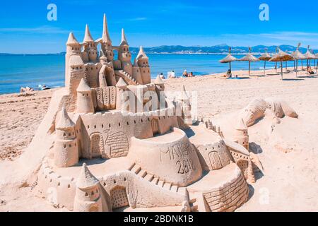 El Arenal, Maiorca, Spagna - Marzo 27 2018: Bellissimo castello di sabbia sulla spiaggia di El Arenal. E' un famoso luogo turistico durante l'estate a Maiorca. Foto Stock