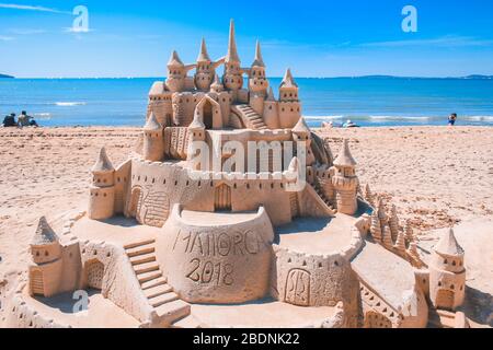 El Arenal, Maiorca, Spagna - Marzo 27 2018: Bellissimo castello di sabbia sulla spiaggia di El Arenal. E' un famoso luogo turistico durante l'estate a Maiorca. Foto Stock