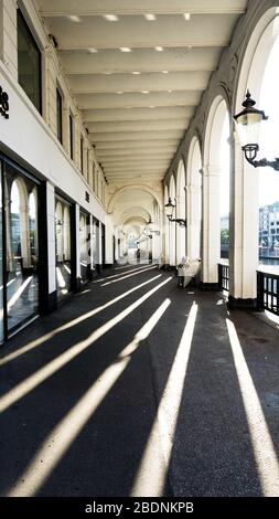 AMBURGO, GERMANIA - 22 giugno 2019 Arcate di alster con sole che splende attraverso colonne bianche Foto Stock