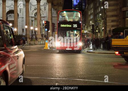 Traffico serale allo svincolo della Banca, Londra EC2, Regno Unito Foto Stock