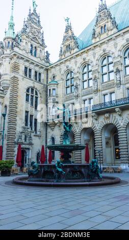 AMBURGO, GERMANIA - 22 giugno 2019 pozzo di Hygieia nel cortile interno del municipio di Amburgo Foto Stock