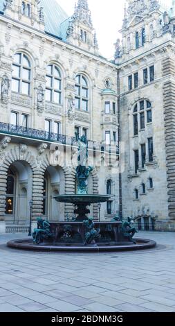 AMBURGO, GERMANIA - 22 giugno 2019 pozzo di Hygieia nel cortile interno del municipio di Amburgo Foto Stock