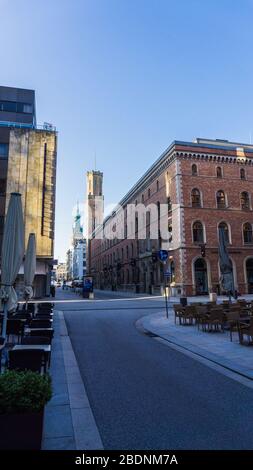 AMBURGO, GERMANIA - 22 giugno 2019 Poststrasse e costruzione di Alte Post ad Amburgo Neustadt con il municipio sullo sfondo Foto Stock