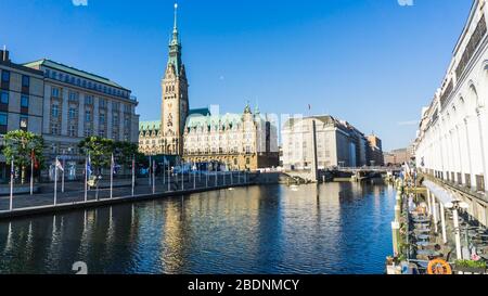 AMBURGO, GERMANIA - 22 giugno 2019 vista sul municipio di Amburgo con il fiume Alster in primo piano Foto Stock