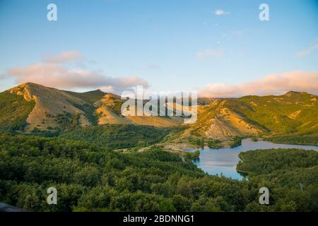 Ruesga serbatoio. Fuentes Carrionas Riserva Naturale, provincia di Palencia, Castilla Leon, Spagna. Foto Stock