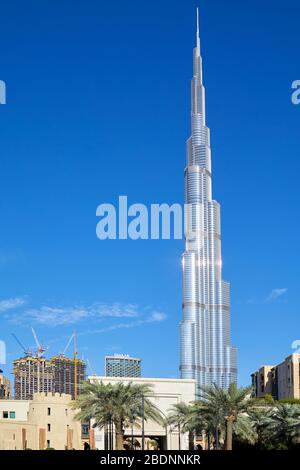DUBAI, EMIRATI ARABI UNITI - 23 NOVEMBRE 2019: Burj Khalifa grattacielo, cielo blu chiaro in una giornata estiva soleggiata Foto Stock