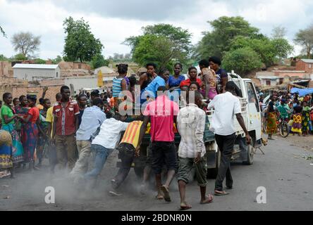 Zambia, Sinazongwe, mercato rurale nel villaggio, uomini spingere un camion mini guasto sovraccarico di donne gruppo / SAMBIA, Sinazongwe Distrikt, laendlicher Markt an einer Strasse im Dorf Foto Stock