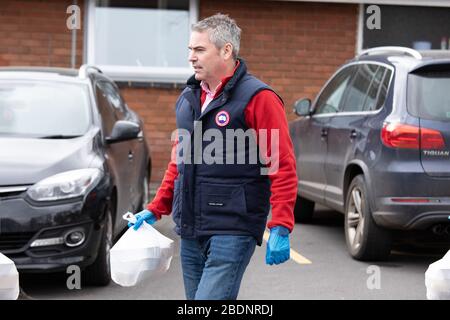 Membro del Parlamento del North Warwickshire Craig Tracey consegna pacchi alimentari ai residenti locali del suo collegio elettorale durante il blocco del Coronavirus Covid 19 Foto Stock