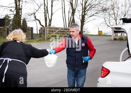 Membro del Parlamento del North Warwickshire Craig Tracey consegna pacchi alimentari ai residenti locali del suo collegio elettorale durante il blocco del Coronavirus Covid 19 Foto Stock