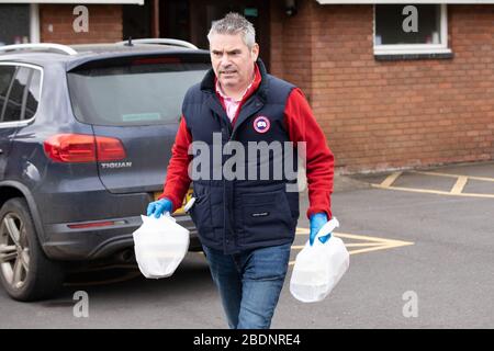 Membro del Parlamento del North Warwickshire Craig Tracey consegna pacchi alimentari ai residenti locali del suo collegio elettorale durante il blocco del Coronavirus Covid 19 Foto Stock