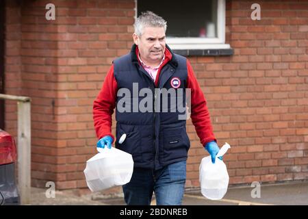 Membro del Parlamento del North Warwickshire Craig Tracey consegna pacchi alimentari ai residenti locali del suo collegio elettorale durante il blocco del Coronavirus Covid 19 Foto Stock