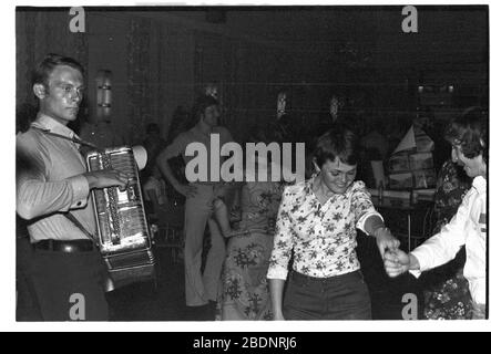 30 novembre 1978, Sassonia, Lipsia: Giovani e studenti di una brigata studentesca della Gioventù tedesca libera celebrano una festa di laurea alla fine degli anni '70 e all'inizio degli anni '80 con birra e canto. Data esatta di registrazione non nota. Foto: Volkmar Heinz/dpa-Zentralbild/ZB Foto Stock