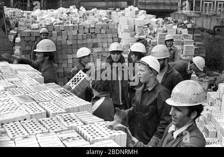 30 novembre 1978, Sassonia, Lipsia: Giovani e studenti aiutano a consegnare mattoni nel campo estivo 1979 presso il cantiere di costruzione "Neues Gewandhaus zu Leipzig". Data esatta di registrazione non nota. Foto: Volkmar Heinz/dpa-Zentralbild/ZB Foto Stock