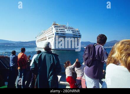 Persone che guardano una nave. Vigo, Spagna. Foto Stock