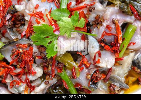 Ingredienti crudi pronti per la cottura della zuppa di pesce alla cinese. Foto Stock