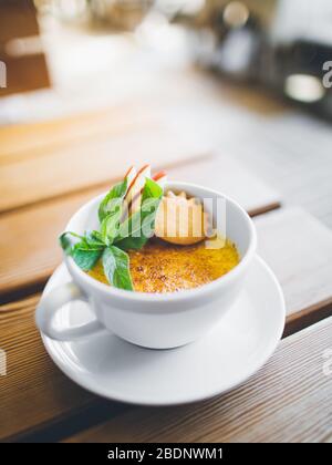 Deliziosa Crème brûlée in un ristorante in Alto Adige Foto Stock