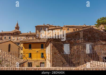 Skyline della città medievale di Corinaldo, le Marche, Italia, vicino a Senigallia in una calda e soleggiata mattina estiva Foto Stock