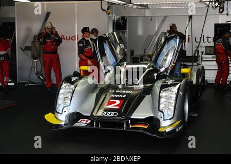 Imola, Italia 3 luglio 2011: Audi R18 TDI 2011 LMP1 del Team Audi Sport Team Joest guidato da Allan McNish e Tom Kristensen in azione. Foto Stock