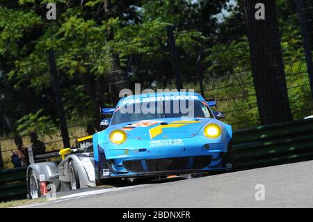 Imola, Italia 3 luglio 2011: Porsche 997 GT3 RSR GTE sono del Team Proton Competition guidato da Gianluca Roda e Patrick Long in azione. Foto Stock