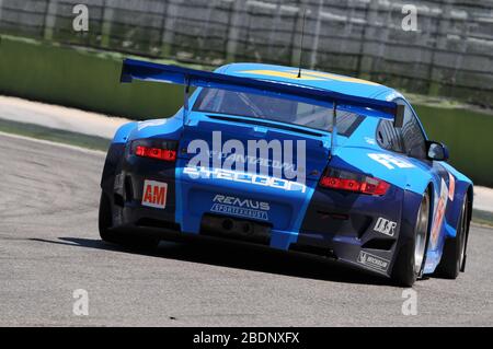 Imola, Italia 3 luglio 2011: Porsche 997 GT3 RSR GTE sono del Team Proton Competition guidato da Gianluca Roda e Patrick Long in azione. Foto Stock