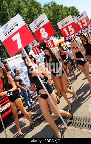 Imola, Italia 3 luglio 2011: Pit Girls in griglia durante la gara 6H ILMC sul circuito di Imola. Foto Stock