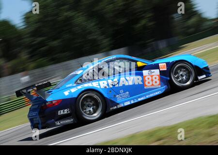 Imola, Italia 3 luglio 2011: Porsche 997 GT3 RSR GTE am del Team Felbermayr Proton guidato da Felbermayr Jr e Christian Ried in azione. Foto Stock