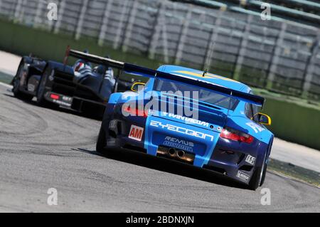 Imola, Italia 3 luglio 2011: Porsche 997 GT3 RSR GTE am del Team Felbermayr Proton guidato da Felbermayr Jr e Christian Ried in azione. Foto Stock