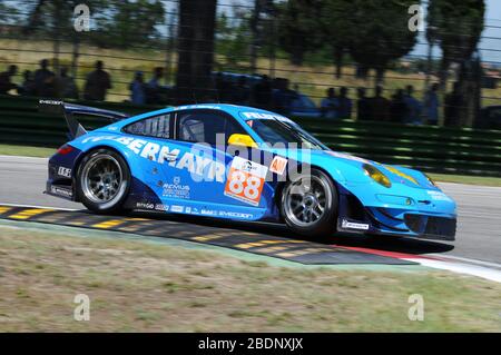 Imola, Italia 3 luglio 2011: Porsche 997 GT3 RSR GTE am del Team Felbermayr Proton guidato da Felbermayr Jr e Christian Ried in azione. Foto Stock