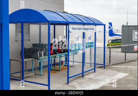 L'area di ritiro bagagli all'aeroporto di barra nelle Ebridi esterne, Scozia. Foto Stock
