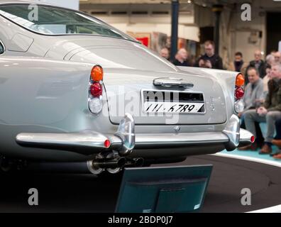 Vista ravvicinata delle targhe girevoli posteriori dell'Aston Martin DB5 Goldfinger Continuation Model, al London Classic Car Show 2020 Foto Stock