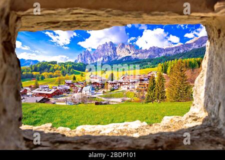 Bellissimo paesaggio di Cortina d'Ampezzo nelle Dolomiti Alpi vista attraverso la finestra di pietra, regione Veneto d'Italia Foto Stock