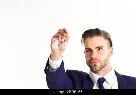 L'uomo d'affari tiene la penna o lo stilo e lavora con la tecnologia moderna o touch screen su sfondo bianco, spazio di copia, disfocused. Tecnologie moderne e concetto di business. L'uomo con faccia seria scrive dentro. Foto Stock