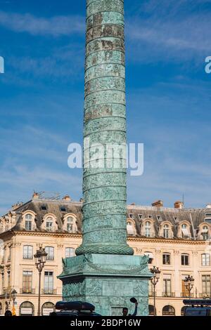 Piazza Vendome con una colonna nel centro di Parigi, Francia, in una giornata di sole Foto Stock