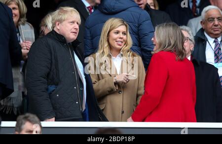 Londra, Regno Unito. 7 marzo 2020 Boris Johnson - primo Ministro & fidanzata / partner / fidanzata Carrie Symonds sorriso e risata - anello di impegno di Smeraldo Foto Stock