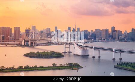 Tokyo. Immagine del paesaggio urbano di Tokyo, Giappone con il Ponte dell'Arcobaleno durante il tramonto. Foto Stock