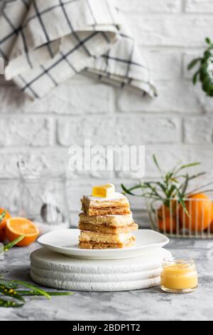 Barrette di limone fatte in casa sulla pasta da forno. Dessert estivo leggero al limone. Foto Stock